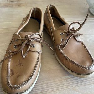Light brown tan leather sperrys